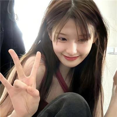 玻璃橱窗中的姑娘